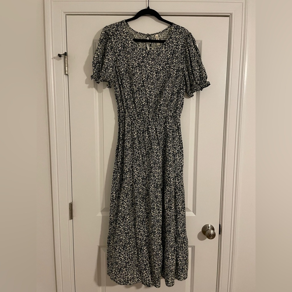 Black & White Floral Dress. Size L. Elastic Waist & Sleeve Detail.